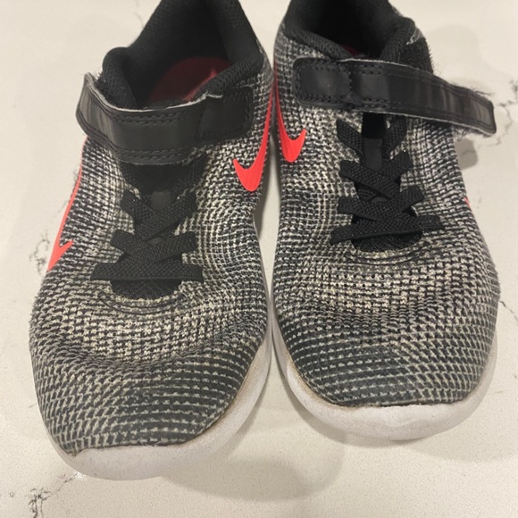 Kids Nike running shoes - Picture 2 of 3